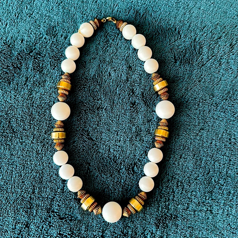 💞💞💞White and Gold beaded Neckalace💞💞💞